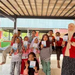 Anak-anak TPA Desa Sipodeceng menunjukkan hasil belajar mereka dengan memegang modul Kelas Terjemah Al-Qur’an berbasis Metode Tamyiz yang difasilitasi Mahasiswa KKN Gelombang 115 Universitas Hasanuddin, sebagai bagian dari penguatan literasi makna ayat secara sistematis dan berkelanjutan.